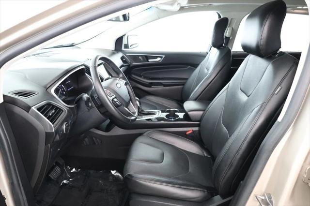 Photo of 2017 White Gold Metallic Ford Edge