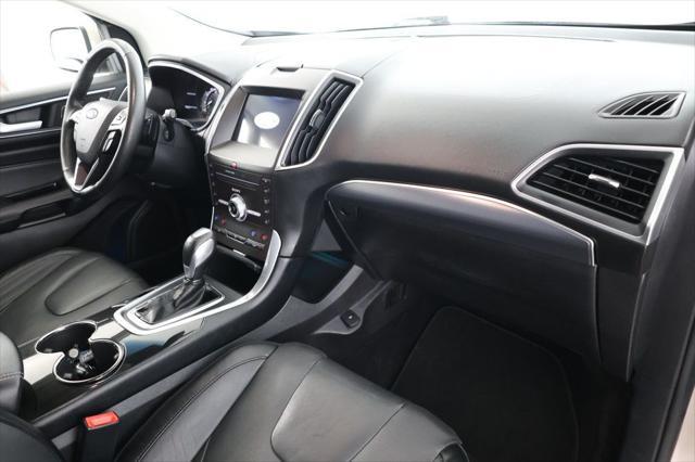 Photo of 2017 White Gold Metallic Ford Edge
