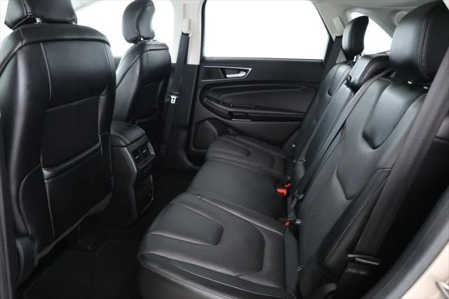 Photo of 2017 White Gold Metallic Ford Edge