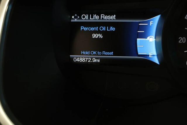 Photo of 2017 White Gold Metallic Ford Edge