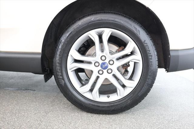 Photo of 2017 White Gold Metallic Ford Edge
