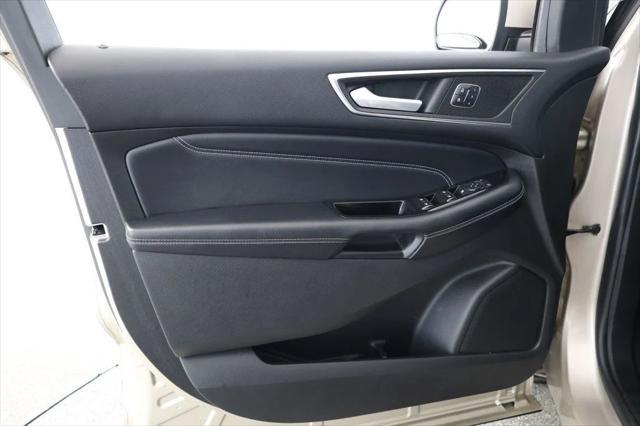 Photo of 2017 White Gold Metallic Ford Edge