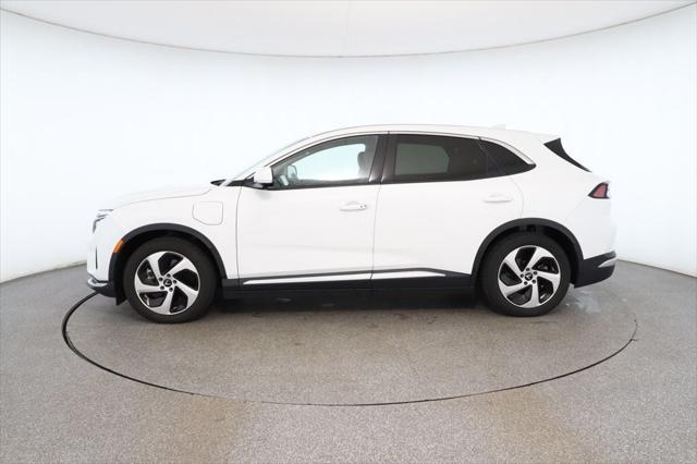 Photo of 2023 Brahminy White VinFast VF 8