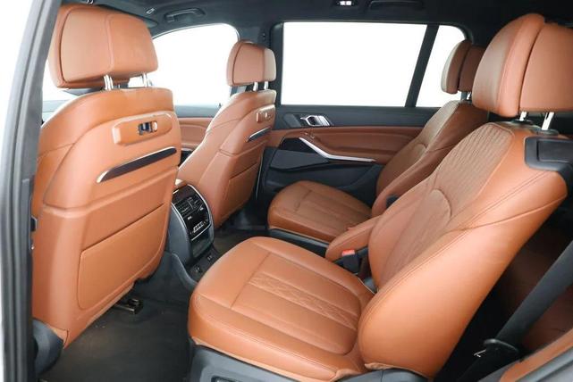 Photo of 2023 Mineral White Metallic BMW X7