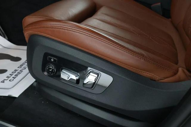 Photo of 2023 Mineral White Metallic BMW X7