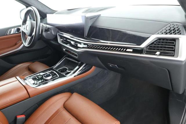 Photo of 2023 Mineral White Metallic BMW X7