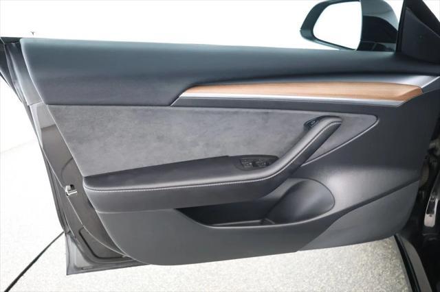 Photo of 2022 Solid Black Tesla Model 3