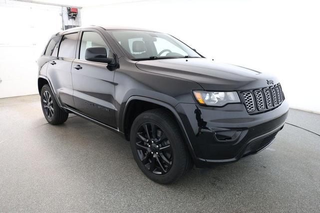Photo of 2021 Diamond Black Crystal Pearlcoat Jeep Grand Cherokee