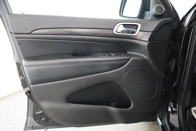 Photo of 2021 Diamond Black Crystal Pearlcoat Jeep Grand Cherokee