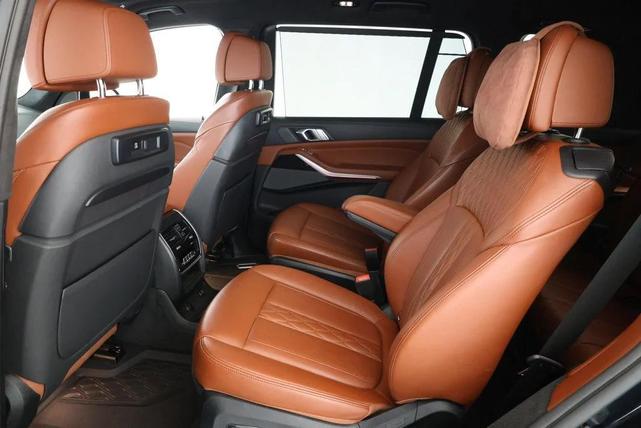 Photo of 2021 Carbon Black Metallic BMW X7