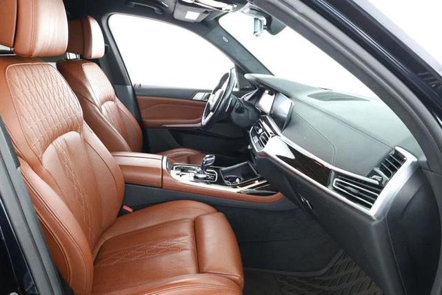 Photo of 2021 Carbon Black Metallic BMW X7