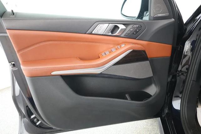 Photo of 2021 Carbon Black Metallic BMW X7