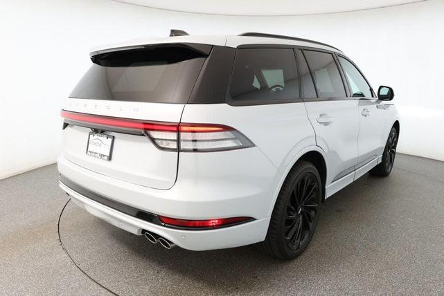 Photo of 2025 CRYSTAL WHITE MET CC Lincoln Aviator