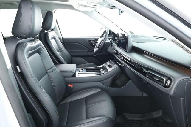 Photo of 2025 CRYSTAL WHITE MET CC Lincoln Aviator