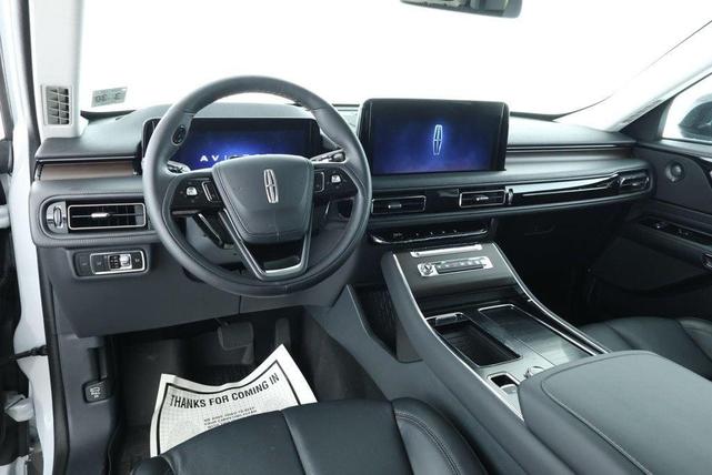 Photo of 2025 CRYSTAL WHITE MET CC Lincoln Aviator