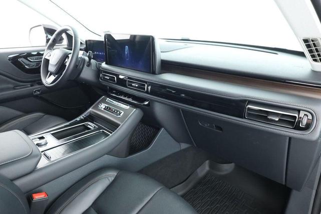 Photo of 2025 CRYSTAL WHITE MET CC Lincoln Aviator