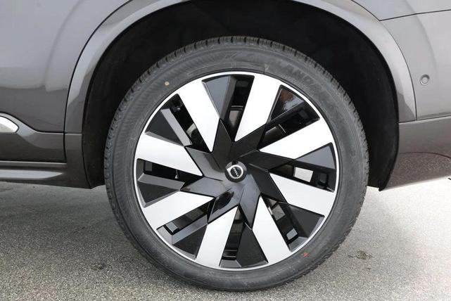 Photo of 2023 Platinum Grey Metallic Volvo XC90 Recharge Plug-In Hybrid