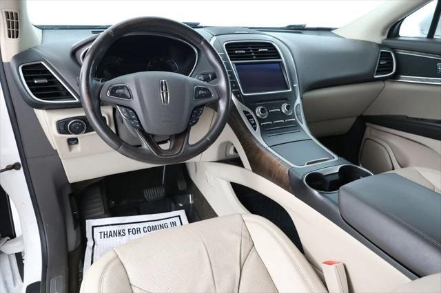 Photo of 2016 White Platinum Tri-Coat Lincoln MKX