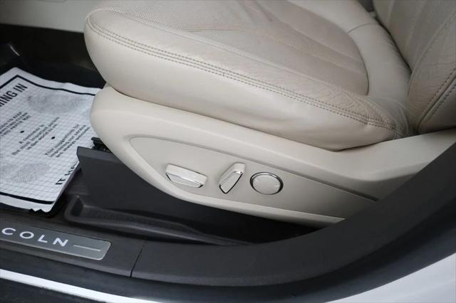 Photo of 2016 White Platinum Tri-Coat Lincoln MKX