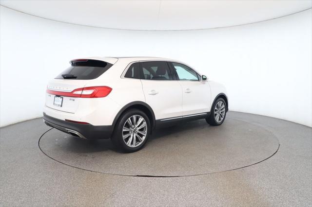 Photo of 2016 White Platinum Tri-Coat Lincoln MKX