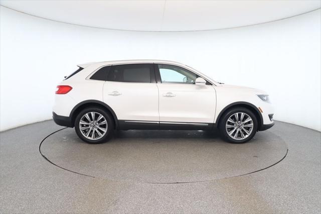 Photo of 2016 White Platinum Tri-Coat Lincoln MKX