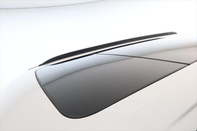 Photo of 2018 White Platinum Metallic Tri-Coat Ford Explorer
