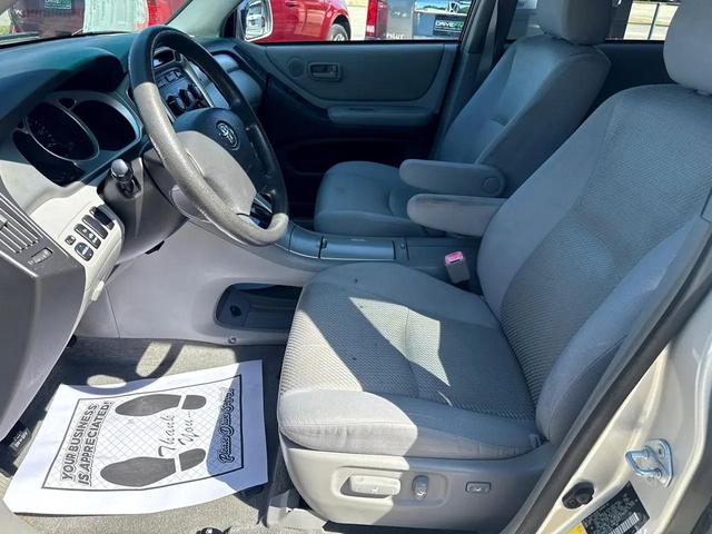 Photo of 2007 Beige Toyota Highlander