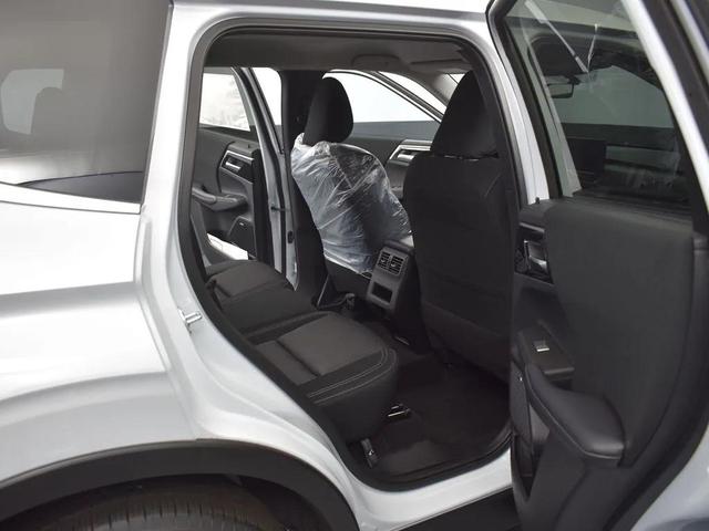 Photo of 2025 White Diamond Mitsubishi Outlander