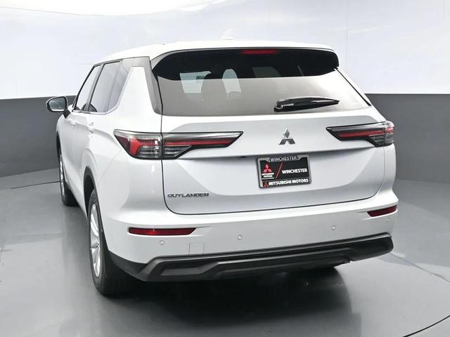 Photo of 2025 White Diamond Mitsubishi Outlander