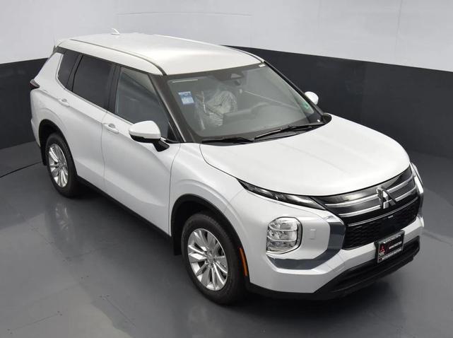 Photo of 2025 White Diamond Mitsubishi Outlander