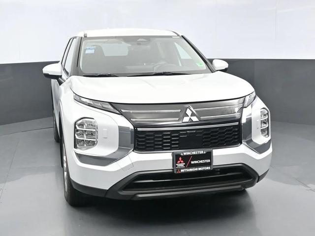 Photo of 2025 White Diamond Mitsubishi Outlander
