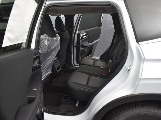 Photo of 2025 White Diamond Mitsubishi Outlander