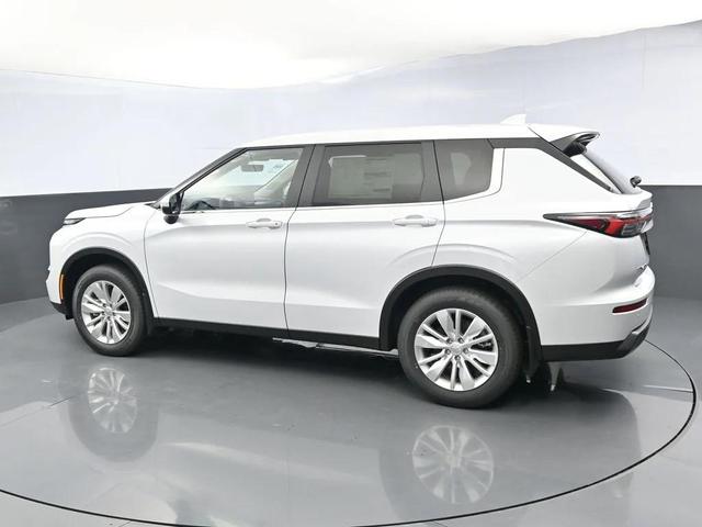Photo of 2025 White Diamond Mitsubishi Outlander