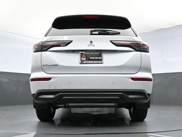 Photo of 2025 White Diamond Mitsubishi Outlander