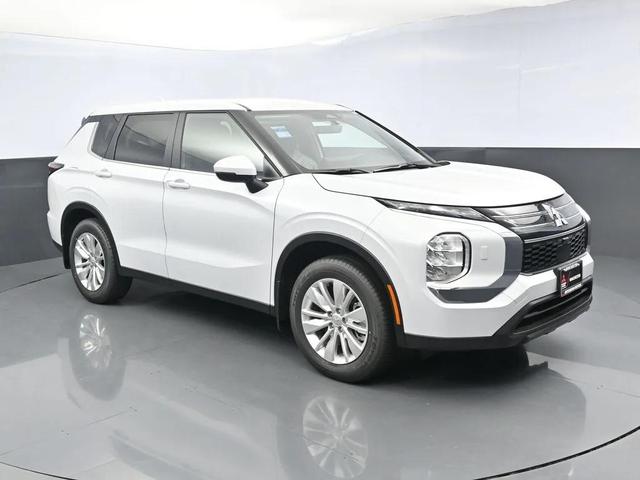 Photo of 2025 White Diamond Mitsubishi Outlander