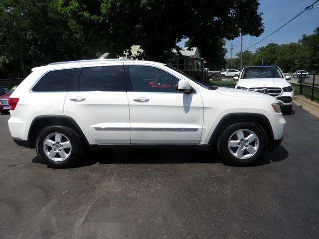 Photo of 2011 White Jeep Grand Cherokee