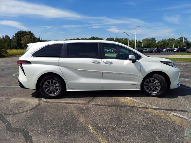Photo of 2021 Blizzard Pearl Toyota Sienna