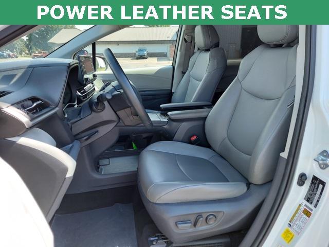 Photo of 2021 Blizzard Pearl Toyota Sienna
