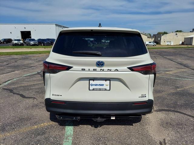 Photo of 2021 Blizzard Pearl Toyota Sienna