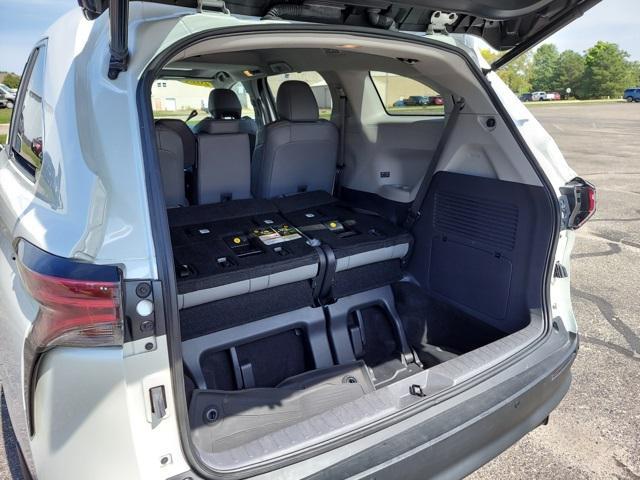Photo of 2021 Blizzard Pearl Toyota Sienna