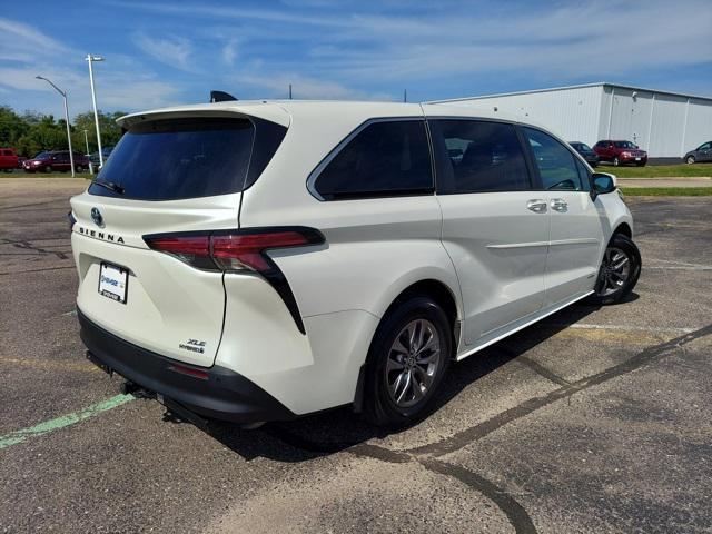 Photo of 2021 Blizzard Pearl Toyota Sienna