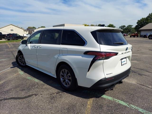 Photo of 2021 Blizzard Pearl Toyota Sienna