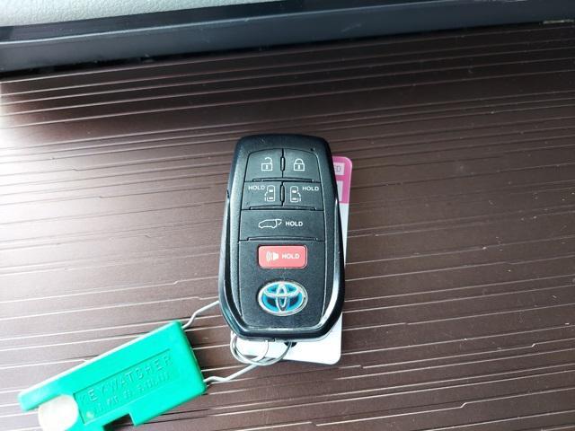 Photo of 2021 Blizzard Pearl Toyota Sienna