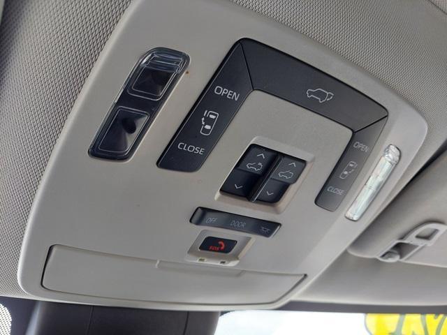 Photo of 2021 Blizzard Pearl Toyota Sienna