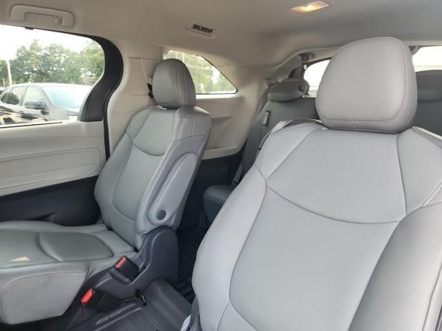 Photo of 2021 Blizzard Pearl Toyota Sienna