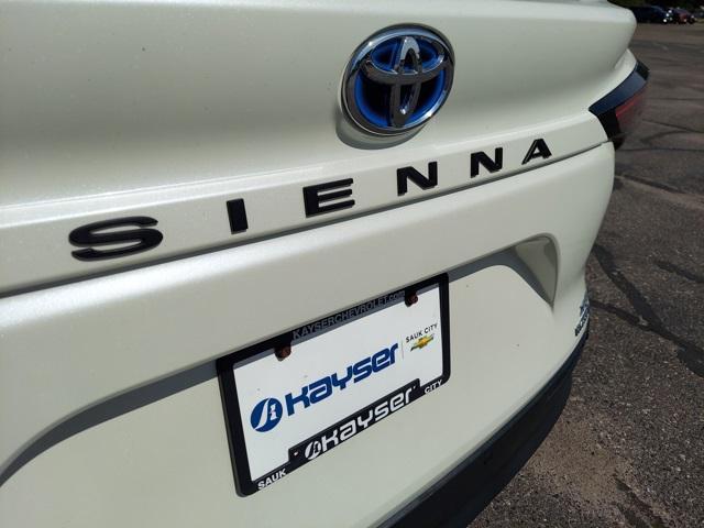 Photo of 2021 Blizzard Pearl Toyota Sienna