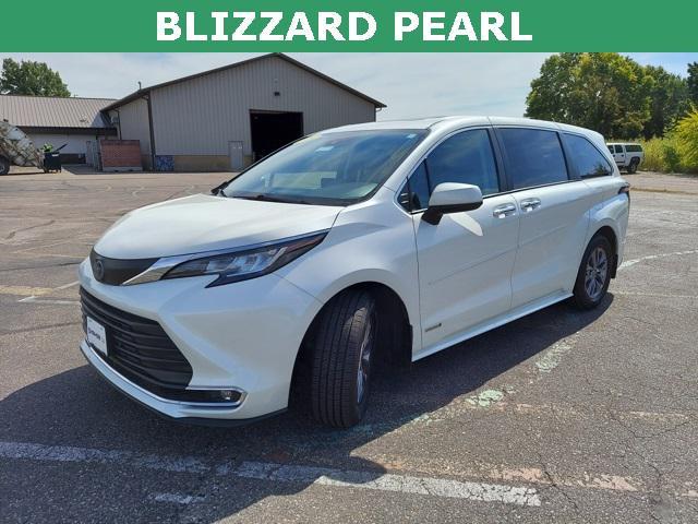 Photo of 2021 Blizzard Pearl Toyota Sienna