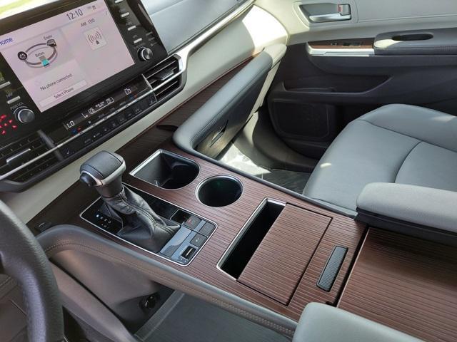 Photo of 2021 Blizzard Pearl Toyota Sienna