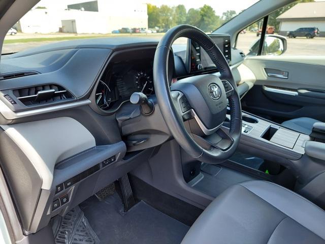 Photo of 2021 Blizzard Pearl Toyota Sienna