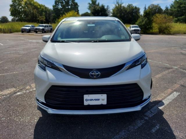 Photo of 2021 Blizzard Pearl Toyota Sienna